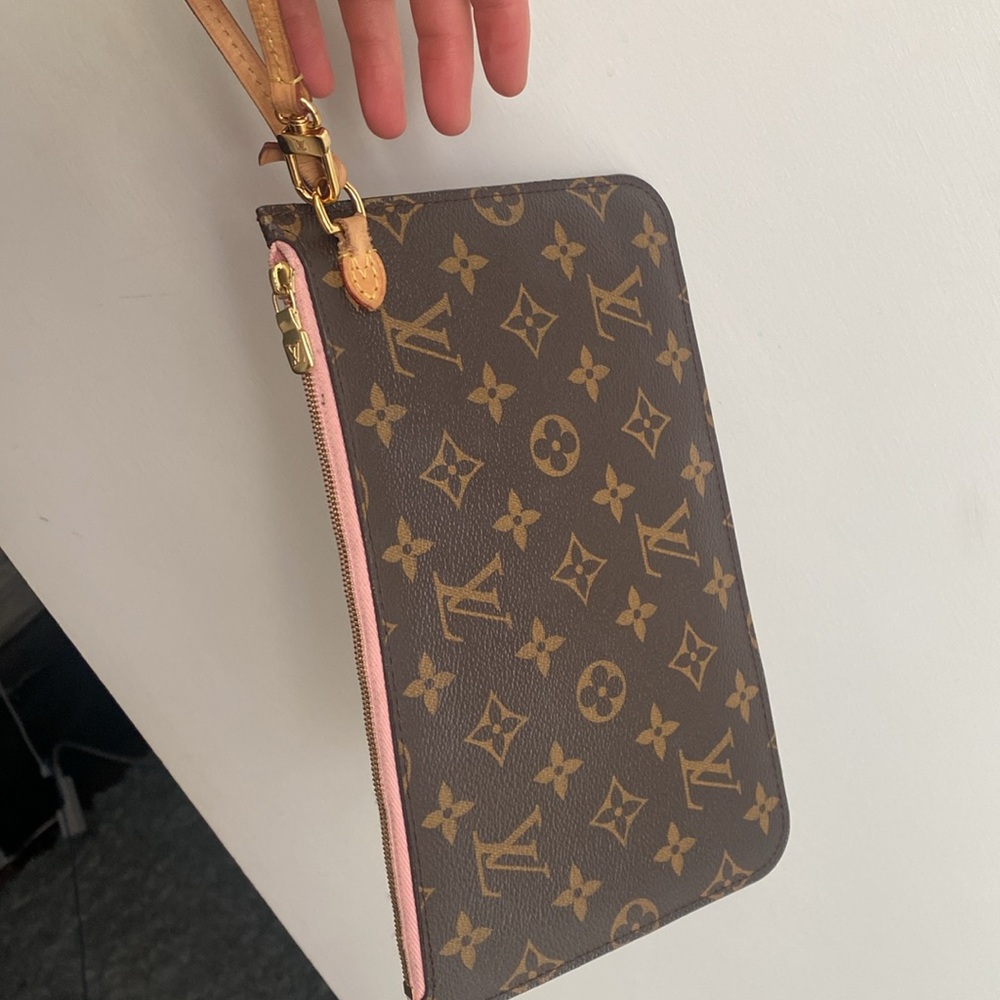 Like new beautiful Louis Vuitton hand bag - Picture 2 of 11